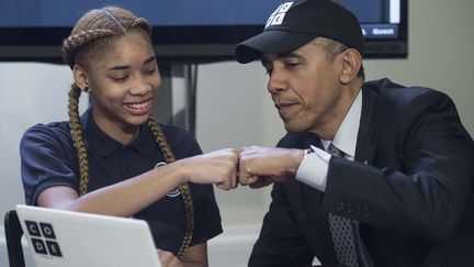 Barack Obama apprend le code, le 8 d&eacute;cembre 2014, avec des coll&eacute;giens en visite &agrave; la Maison Blanche &agrave; Washington (Etats-Unis). (NICHOLAS KAMM / AFP)