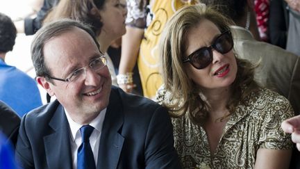 Fran&ccedil;ois Hollande et sa compagne Val&eacute;rie Trierweiler &agrave; Mayotte, le 31 mars 2012.&nbsp; (FRED DUFOUR / AFP)