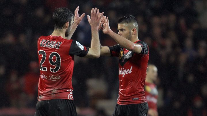 Les joueurs guingampais se congratulent apr&egrave;s le nul obtenu contre Lille, le 9 novembre 2013.&nbsp; (CHARLY TRIBALLEAU / AFP)