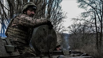 Des soldats ukrainiens positionnés près de Bakhmout (Ukraine), le 8 mars 2023. (SERGEY SHESTAK / AFP)