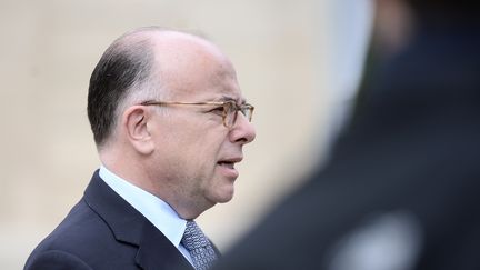 Bernard Cazeneuve apporte son "soutien total" aux policiers et dénonce le "mensonge" de la droite