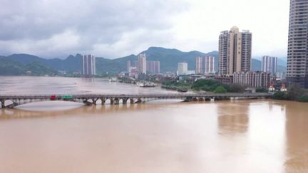 En Chine, des inondations historiques touchent le pays.  Les pluies torrentielles ont déjà fait plusieurs morts et des dizaines de milliers d'habitants ont été évacués.