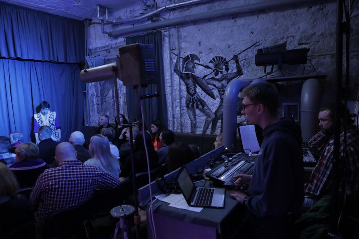 Un rifugio antiaereo nel teatro regionale di Mykolaiv (Ucraina), 26 marzo 2023. (MATHIEU DREUJOU / FRANCE TELEVISIONS)