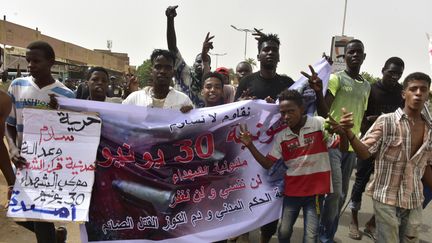 Des manifestants défilent contre l'armée, le 30 juin 2019 à Omdourman (Soudan). (AHMED MUSTAFA / AFP)