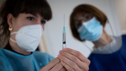 Une infirmière prépare une dose de vaccin Pfizer-BioNTech contre le Covid-19 dans un centre de vaccination de Nantes, le 9 avril 2021. (LOIC VENANCE / AFP)