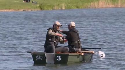 Des pêcheurs à Socourt (Vosges). (FRANCE 2)