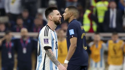 Lionel Messi et Kylian Mbappé lors de la finale de la Coupe du monde 2022 entre l'Argentine et la France, le 18 décembre, à Doha. (JEAN CATUFFE / AFP)