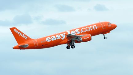 Un Airbus A320 de la compagnie a&eacute;rienne low-cost easyJet, le 26 mai 2011 &agrave; Toulouse (Haute-Garonne). (REMY GABALDA / AFP)