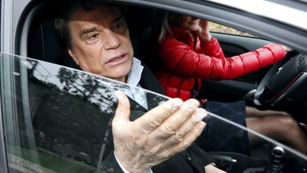 Bernard Tapie quitte le si&egrave;ge du quotidien r&eacute;gional "Nice-Matin", &agrave; Nice (Alpes-Maritimes),&nbsp;le 20 d&eacute;cembre 2012. (VALERY HACHE / AFP)