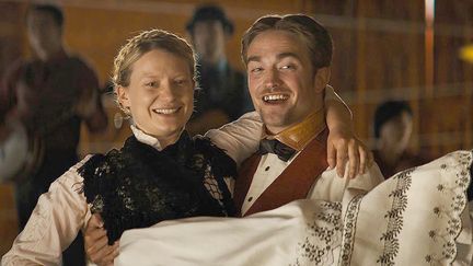 Mia Waskowska et Robert Pattinson dans "Damsel" de David et Nathan Zellner, en compétition à la Berlinale : le film est présenté comme un western "féministe". 
 (Strophic Productions Limited)