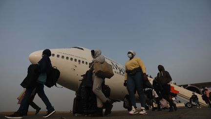 Des étudiants nigérians rapartiés à l'aéroport Nnamdi Azikwe d'Abuja, au Nigeria, le 4 mars 2022.&nbsp; (KOLA SULAIMON / AFP)