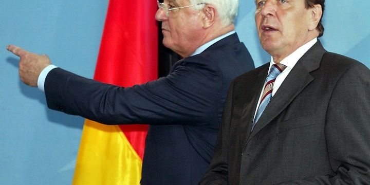 Le père de la réforme du marché du travail Peter Hartz (à gauche) avec le chancelier Schröder en 2002 (WOLFGANG KUMM/AFP)