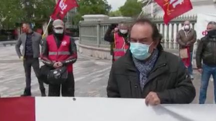 Pas de longs cortèges en ce 1er mai de confinement, mais cette fête du travail a malgré tout été activée sur les réseaux sociaux et sur les balcons. (FRANCE 2)