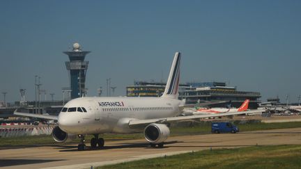 Un avion Air France, sur le tarmac d'Orly, le 20 juillet 2016. (NATALIA SELIVERSTOVA / AFP)