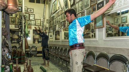 sous le règne de Nassereddin Shâh (1848-1896). De nombreuses zurkhanehs sont alors construites. Tous les 21 mars, pour le Nouvel an iranien, les lutteurs sont désignés pour devenir les dignes représentants de ce sport national devant le Shah. C’est à cette époque qu’apparaissent les lutteurs les plus célèbres, comme Pahlavan-e Bozorg Razaz, Pahlavan Boloorforoush, Pahlavan Toosi ou Jahan Pahlavan Takhti.  (François-Olivier Dommergues/SIPA)