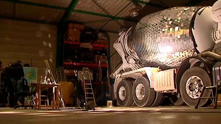 La bétonnière transformée en boule à facettes géante sera rue du président Carnot. 
 (Capture d&#039;image France3/Culturebox)