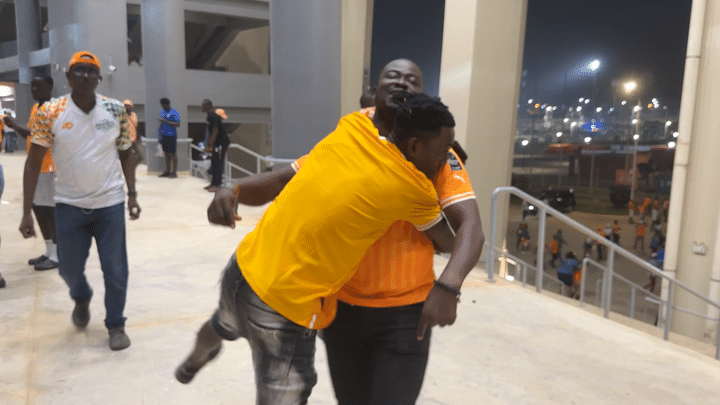 Des supporters de l'équipe de Côte d'Ivoire de football, au stade stade Alassane Ouattara, à Abidjan. (FRANCEINFO / RADIO FRANCE)