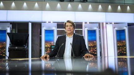 Bernard Tapie sur le plateau de France 2, le 1er juillet 2013, &agrave; Paris. (FRED DUFOUR / AFP)