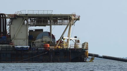 Le "Castoro 10"&nbsp;entame la construction du gazoduc de 1.230 kilomètres, Nord Stream 2 (du russe Gazprom), le 16 août 2018, aux large des côtes allemandes près de Lubmin sur la mer Baltique.&nbsp; (SEAN GALLUP / GETTY IMAGES EUROPE)