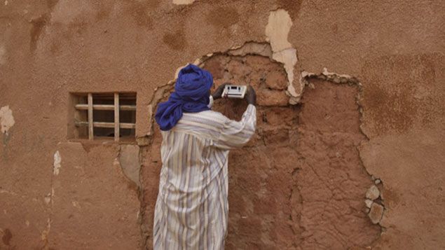 &nbsp; (Dans les rues d'Arlit, Almoustapha Alhacen détecte, avec un compteur geiger, un niveau de radiation huit fois supérieur aux normes autorisées par l'OMS © Géo/ Patrick Chapuis)