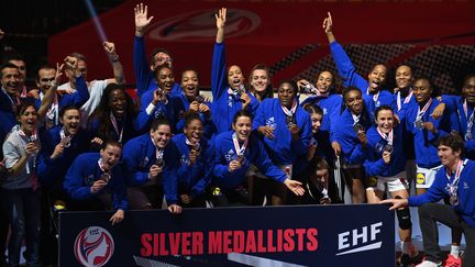 L'équipe de France féminine de handball médaille d'argent à l'Euro 2020 à Herning (Danemark), le 20 décembre 2020. (JONATHAN NACKSTRAND / AFP)