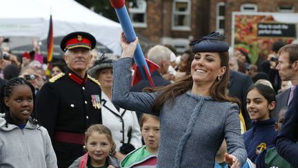 La duchesse de Cambridge lance un javelot en mousse lors d'une manifestation sportive &agrave; Nottingham (Royaume-Uni), le 13 juin 2012. (PHIL NOBLE / REUTERS)