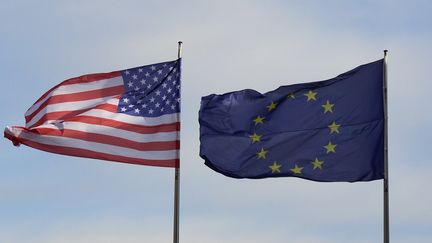 Les nouveaux droits de douane américaine sur l'Union européenne, autorisés par l'OMC, sont entrés en vigueur le 18 octobre 2019. (TOBIAS SCHWARZ / AFP)