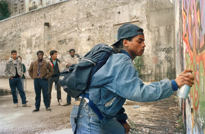 [ Le graffeur Banga en 1987, dans un terrain vague du 14e arrondissement de Paris, à Mouton Duvernet. ]&nbsp; Marc Terranova&nbsp;: "C’était un terrain vague immense au métro Mouton Duvernet, qui avait été investi par des tas de graffeurs, première expression visible du hip-hop à Paris, en tout cas pour moi. Le graffeur concentré sur son travail s’appelle Banga. Aujourd’hui, il est toujours graffeur, au sein du collectif Basalt Crew et il a créé sa propre galerie de peinture, la Street Dream Gallery au marché Malik de Saint-Ouen. A l’époque, il se démarquait déjà des autres. Et en plus il était photogénique." (MARC TERRANOVA)