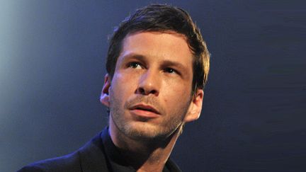 Le chanteur Alex Beaupain participe au concert Urgence Tchétchénie, le 19 juin 2017 au Palace.
 (Pierre Andrieu / AFP)