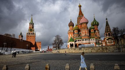 Une femme marche devant le Kremlin, à Moscou en Russie, le 22 février 2022. (DIMITAR DILKOFF / AFP)