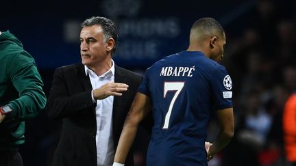 L'entraîneur du Paris Saint-Germain Christophe Galtier avec Kylian Mbappé lors de la quatrième journée de Ligue des champions contre le Benfica, au Parc des Princes, le 11 octobre 2022. (FRANCK FIFE / AFP)