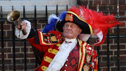 Tony Appleton, crieur public professionnel, annonce la naissance du b&eacute;b&eacute; royal, le 22 juillet 2013 &agrave; Londres (Grande-Bretagne). (BEN STANSALL / AFP)