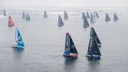 A l'assaut des océans. Le 10 novembre, depuis les Sables d'Olonne, 40 skippeurs se lancent dans un tour du monde en solitaire : le Vendée Globe. Qui succèdera à Yannick Bestaven ? Réponse attendue en janvier. (MAXPPP)