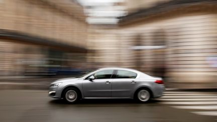 Un véhicule Uber dans le centre de Paris, le 5 mars 2020. (GONZALO FUENTES / REUTERS)