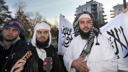 Mohamed Achamlane (au centre), au c&ocirc;t&eacute; de l'&eacute;picier nantais Lies Hebbadj, le 21 novembre 2011 &agrave; Nantes. (FRANK PERRY / AFP)