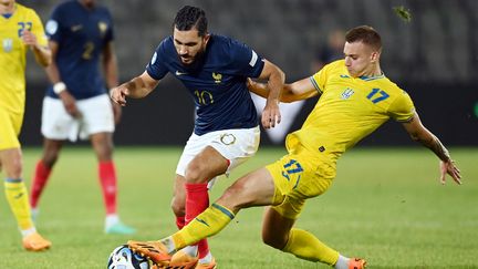 Rayan Charki au contact avec Volodymyr Brazhko, lors du quart de finale de l'Euro Espoirs entre la France et l'Ukraine, le 2 juillet 2023. (MIHAI BARBU / AFP)