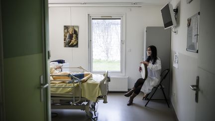 Une comédienne dans une chambre de l'hôpital Charles Foix pour une consultation poétique en mars 2021 (NORA HOUGUENADE - Théâtre de la Ville - APHP)