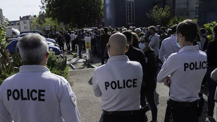 Des policiers rassemblés devant le commissariat de Nantes pour rendre hommage à Stéphanie M., victime de l'attentat de Rambouillet, le 26 avril 2021. (ESTELLE RUIZ / HANS LUCAS / AFP)