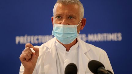 Olivier Guerin,&nbsp;chef du pôle gériatrie du CHU de Nice et membre du Conseil scientifique, lors d'une conférence de presse&nbsp;à Nice, le 22 février 2021. (VALERY HACHE / AFP)