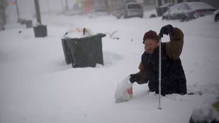 Cet Américain&nbsp;de 67 ans a même dû se frayer un chemin à travers une petite congère pour regagner son domicile. (MARK MAKELA / GETTY IMAGES NORTH AMERICA / AFP)