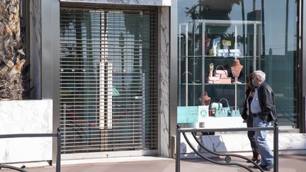 Un magasin&nbsp;est fermé en raison du confinement à Cannes (Alpes-Maritimes), le 20 mars 2021. (ERIC DERVAUX / HANS LUCAS / AFP)