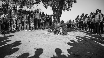 La journaliste&nbsp;Valentine&nbsp;Van&nbsp;Vyve&nbsp;et le photo-journaliste&nbsp;Olivier&nbsp;Papegnies&nbsp;ont remporté le Visa d’or de l’Information numérique&nbsp;franceinfo&nbsp;pour leur reportage multimédia&nbsp;&nbsp;"Koglweogo&nbsp;- Miroir d’une faillite d’État". (OLIVIER PAPEGNIES / COLLECTIF HU)