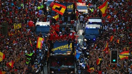 Le bus transportant l'équipe d'Espagne cerné par la foule dans les rues de Madrid