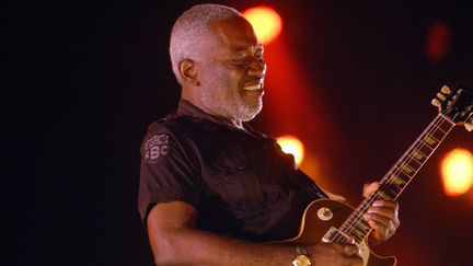 Le guitariste Jacob Desvarieux donne un concert avec son groupe Kassav', le 19 décembre 2019, à Dakar (Sénégal). (MAXPPP)