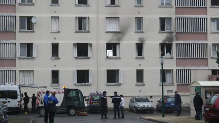 Une explosion est survenue dans un appartement d'une cit&eacute; HLM de Barbezieux (Charente), le 7 avril 2012. Une personne est morte et six autres bless&eacute;es.&nbsp; (KLUBA TADEUSZ / MAXPPP)