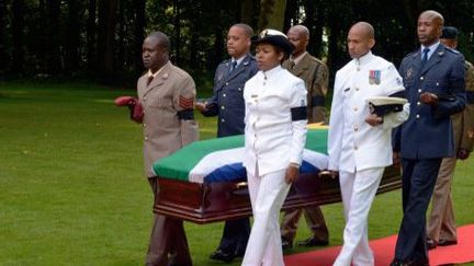 La dépouille de Myengwa Beleza, portée par des officiers de l'armée sud-africaine, lors de sa «réinhumation» au mémorial de Bois Delville, en France. (DENIS CHARLET / AFP)