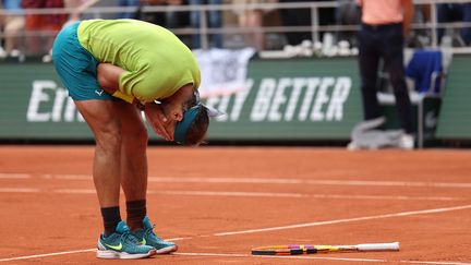 Rafael Nadal n'a pas pu contenir ses larmes de joie, après sa victoire en finale contre Casper Ruud, le 5 juin 2022. (THOMAS SAMSON / AFP)