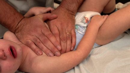 Séance de massage thoracique sur un enfant (photo d'illustration) (CHRISTIAN LANTENOIS / MAXPPP)