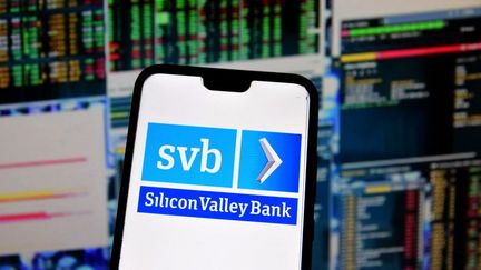 Le logo de la banque Silicon Valley Bank sur un écran de smartphone. (Illustration) (ROMAIN DOUCELIN / HANS LUCAS / AFP)