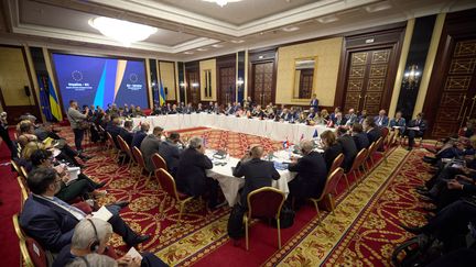 La réunion des ministres des Affaires étrangères européens à Kiev, le 2 octobre 2023. (HANDOUT / UKRAINIAN PRESIDENTIAL PRESS SERVICE / AFP)